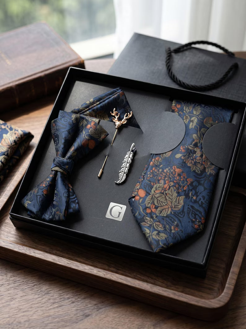 Set Cravatta Uomo Blu Floreale – Cravatta, Papillon e Accessori Eleganti
