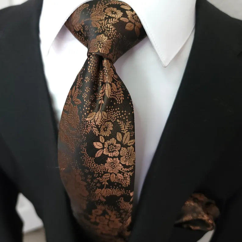 Cravatta Uomo Nera e Bronzo Floreale – Eleganza Raffinata